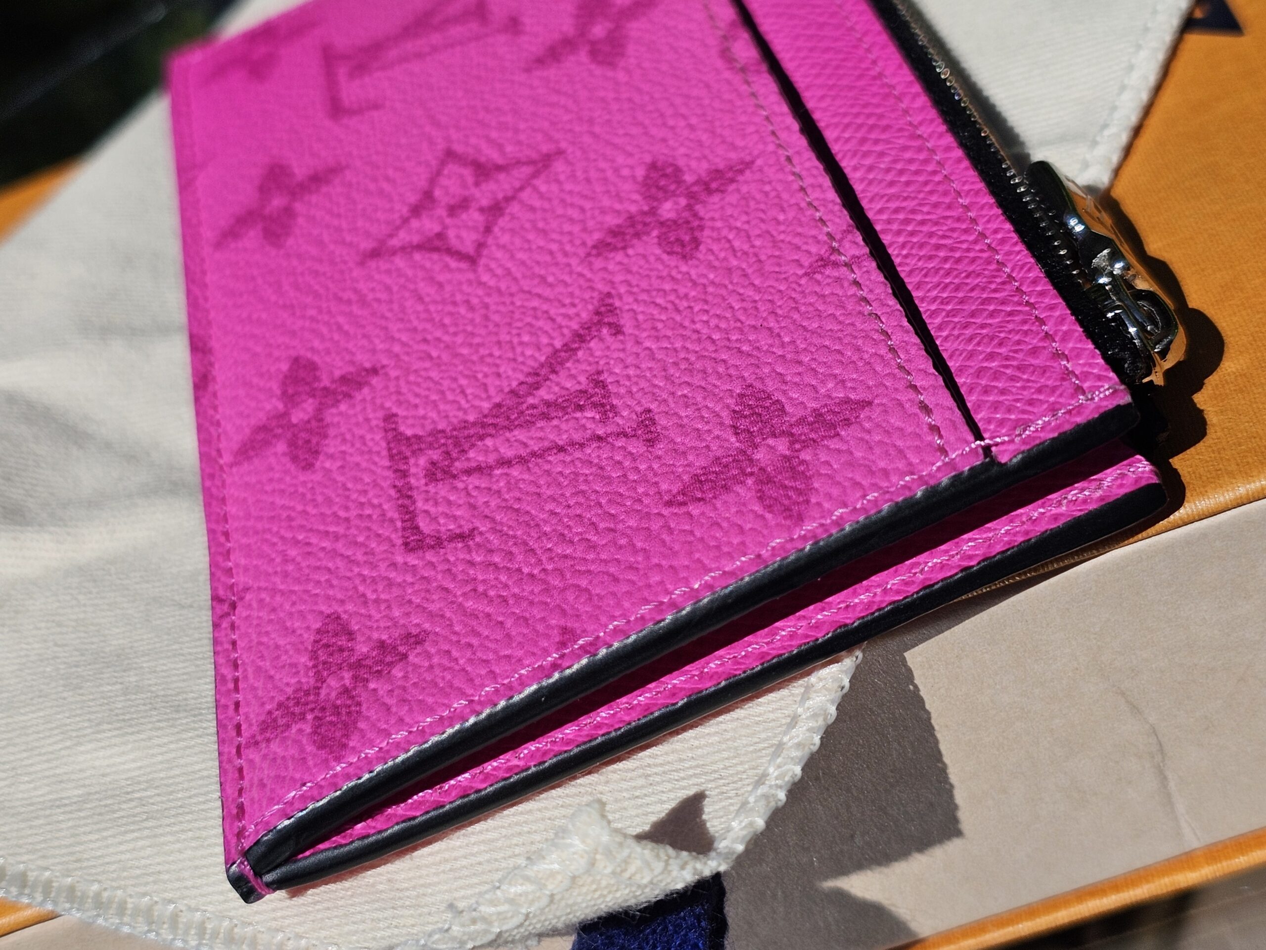 Angled view of the Taigarama coin card holder showing the zip compartment