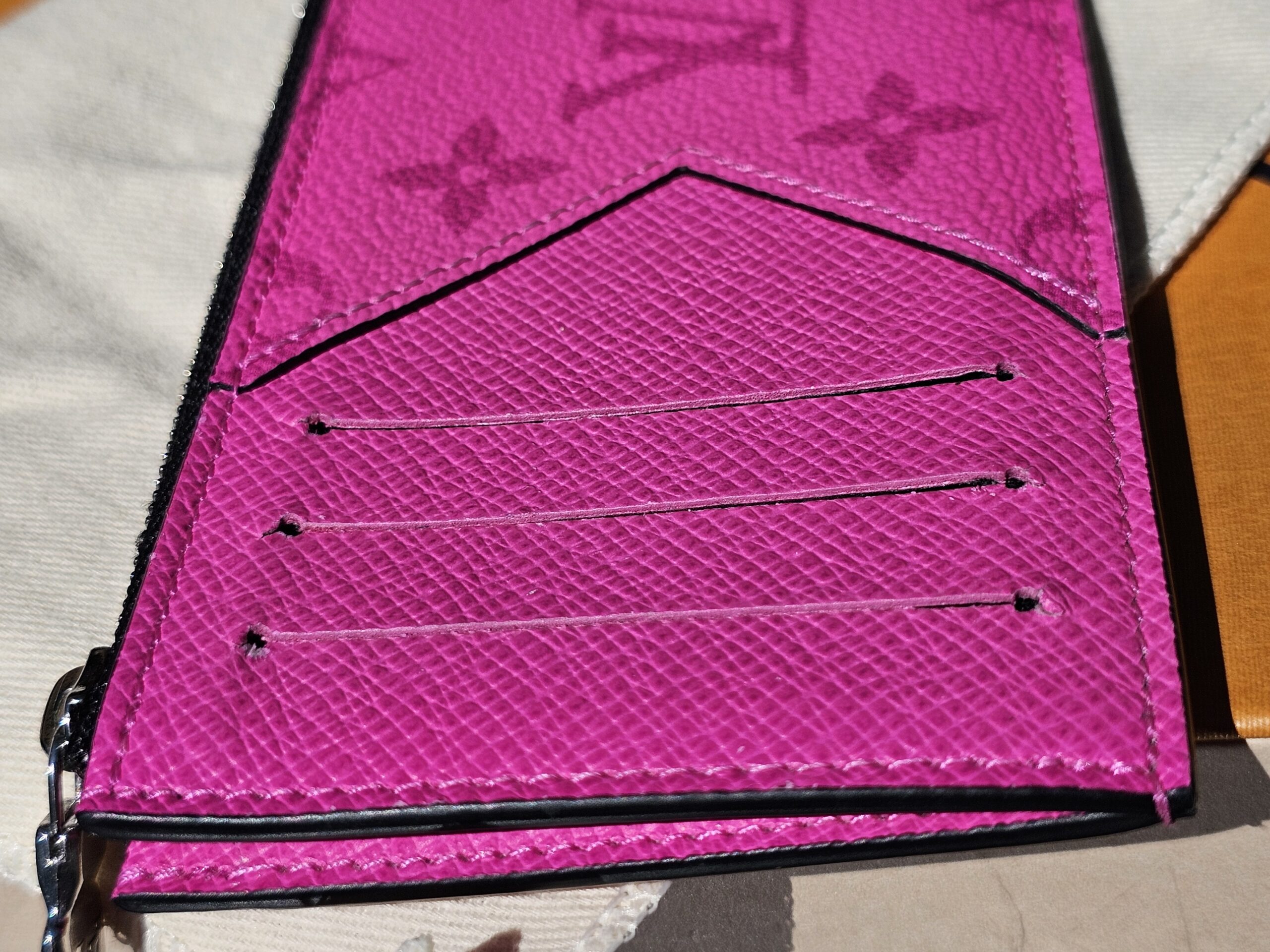 Card slots and additional pocket on the Taigarama card holder