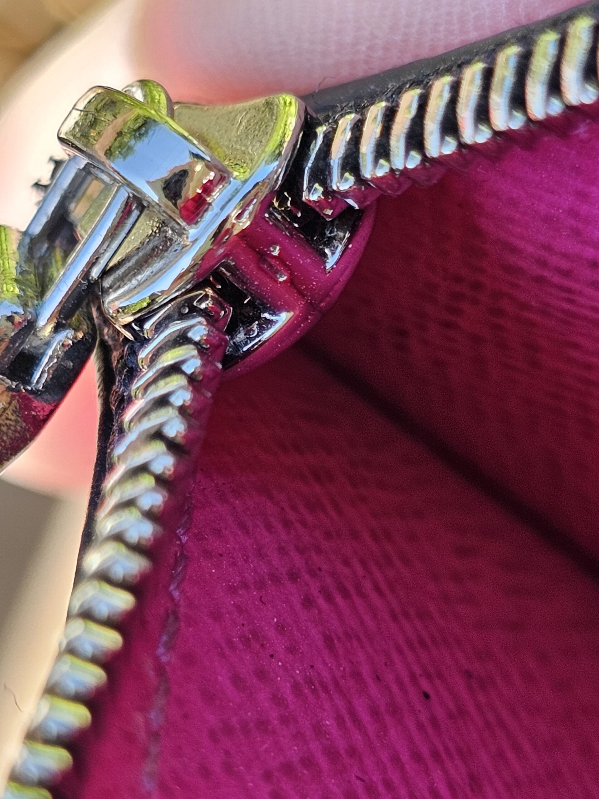 Silver-tone zipper detail on the fuchsia Taigarama card holder