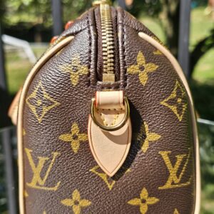 End panel of the Speedy Bandouliere 20 with the leather tab
