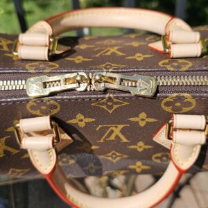Zip pulls and handle attachments on the Speedy Bandouliere 20