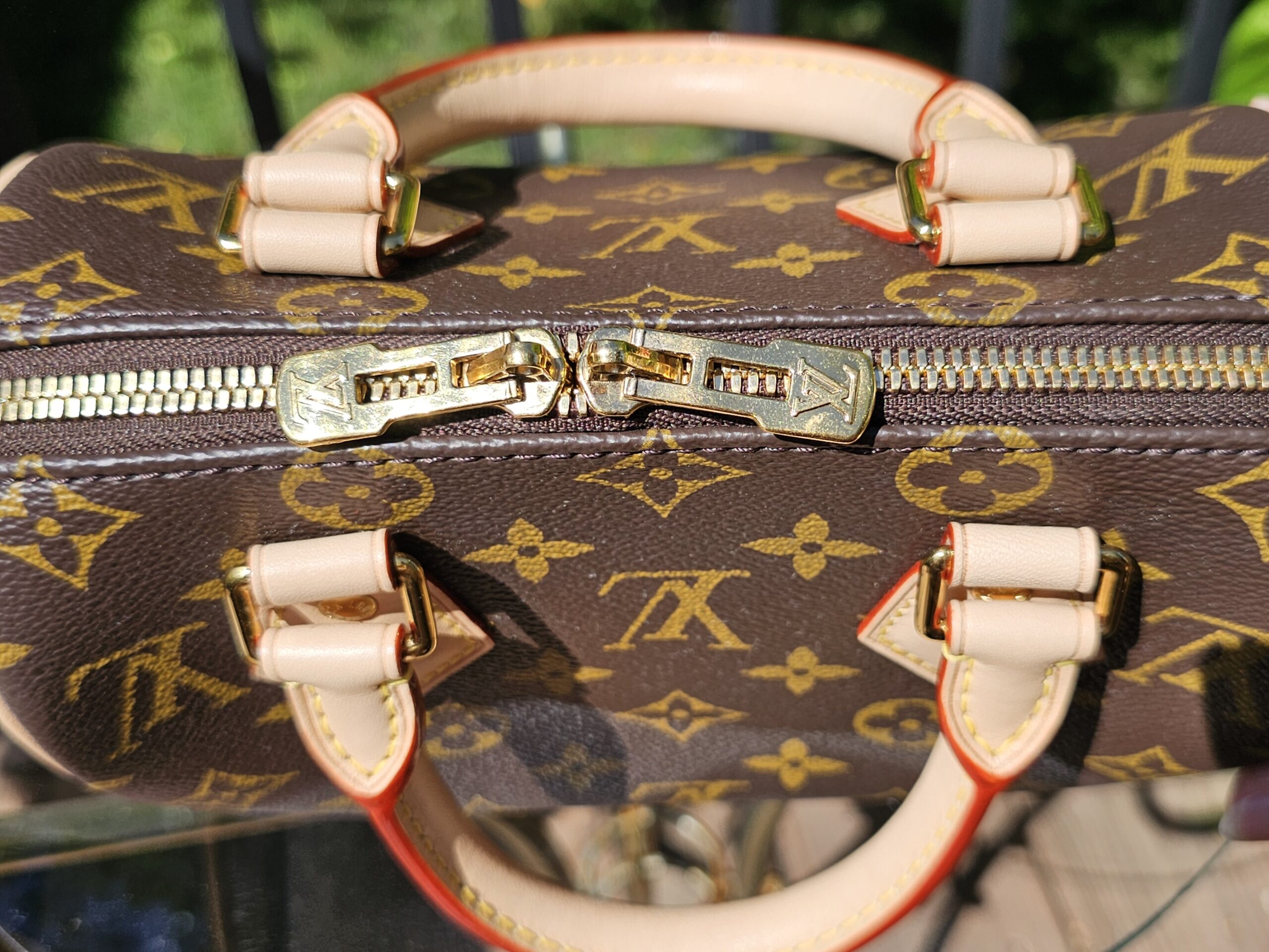 Zip pulls and handle attachments on the Speedy Bandouliere 20