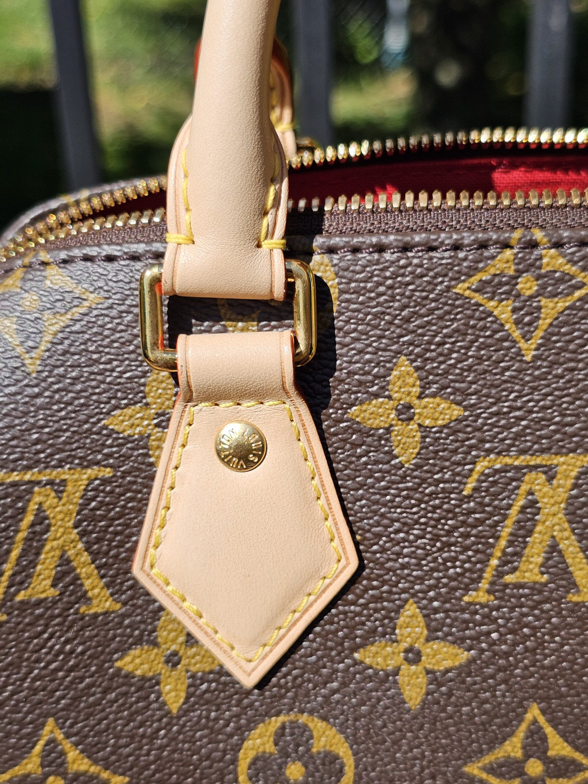 Handle attachment showing light marks on the vachetta