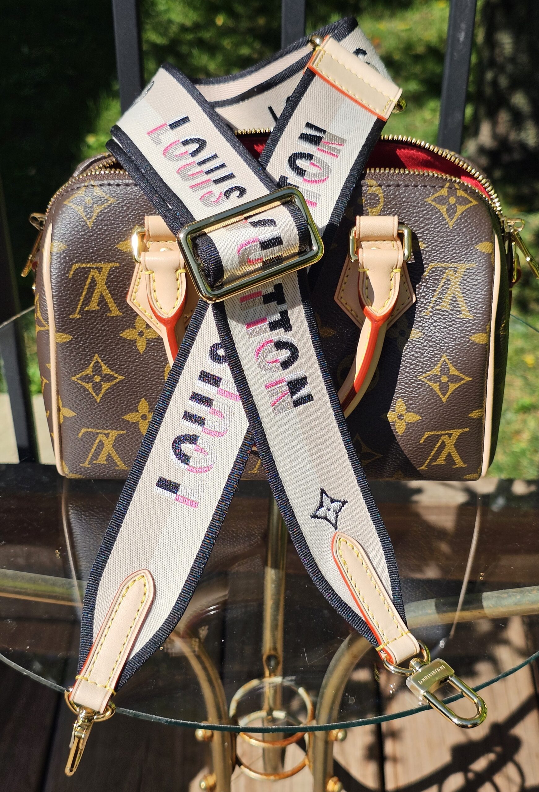 Speedy Bandouliere 20 shown with the printed shoulder strap attached
