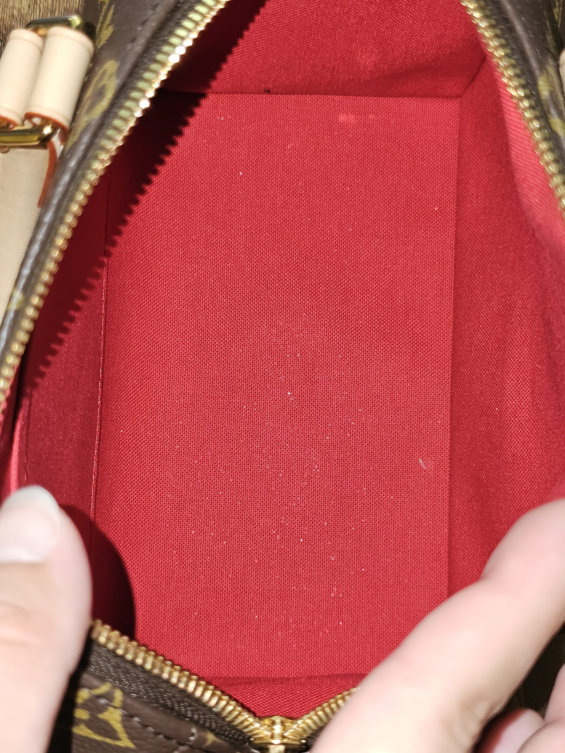 Speedy Bandouliere 20 held open to show the red interior