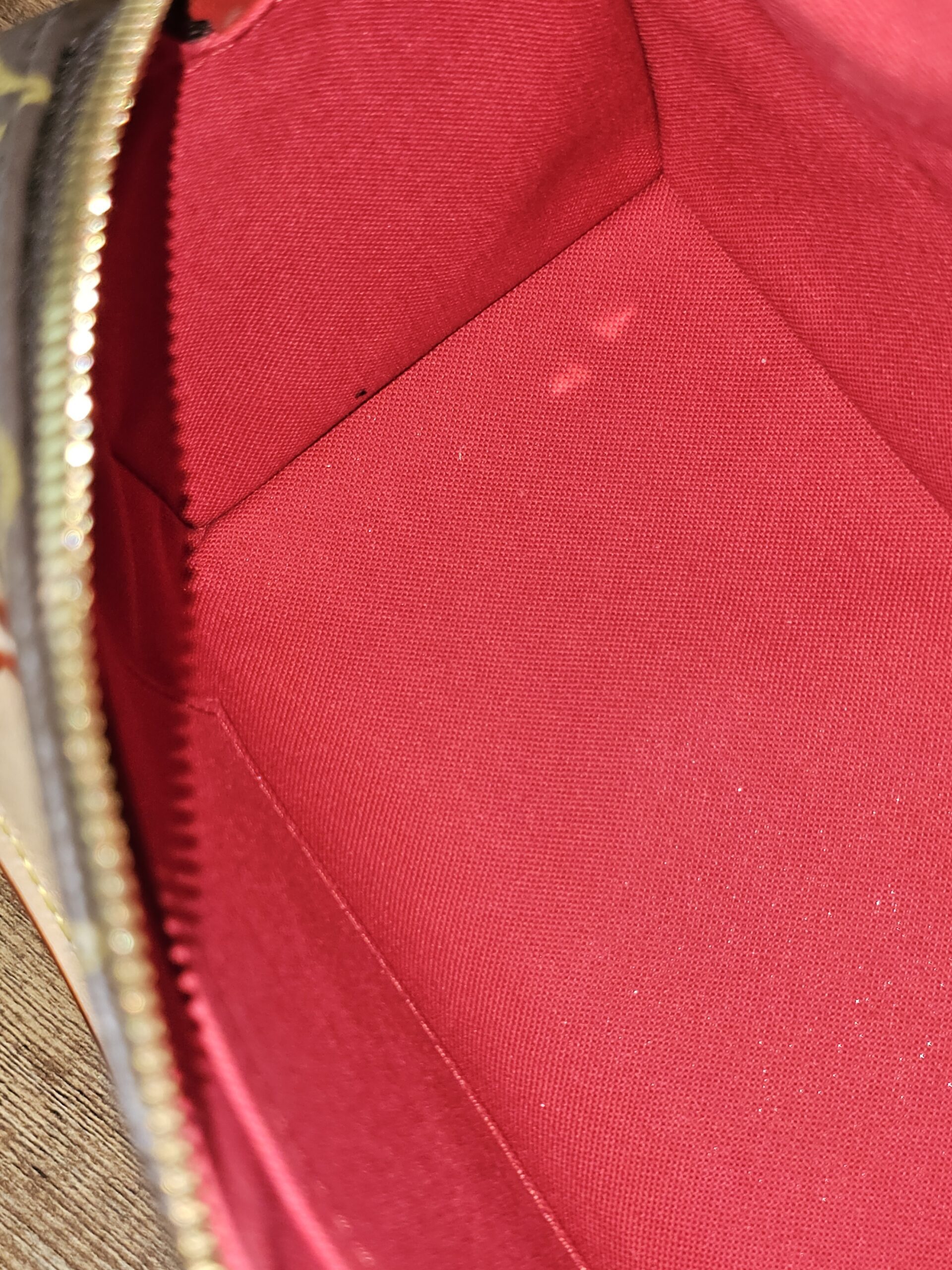 Red interior lining of the Monogram Speedy Bandouliere 20