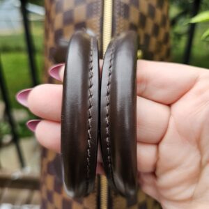Rolled leather handles of the Speedy Bandouliere 30 held together