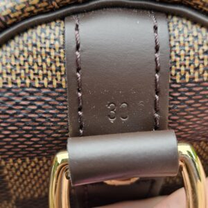 Size stamp 30 on the leather tab of the Speedy Bandouliere