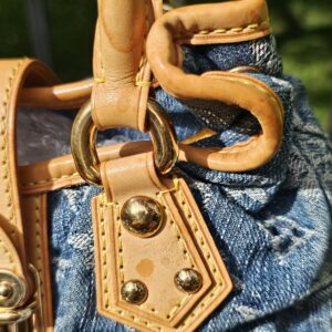 Handle rings and studded vachetta tabs on the Pleaty