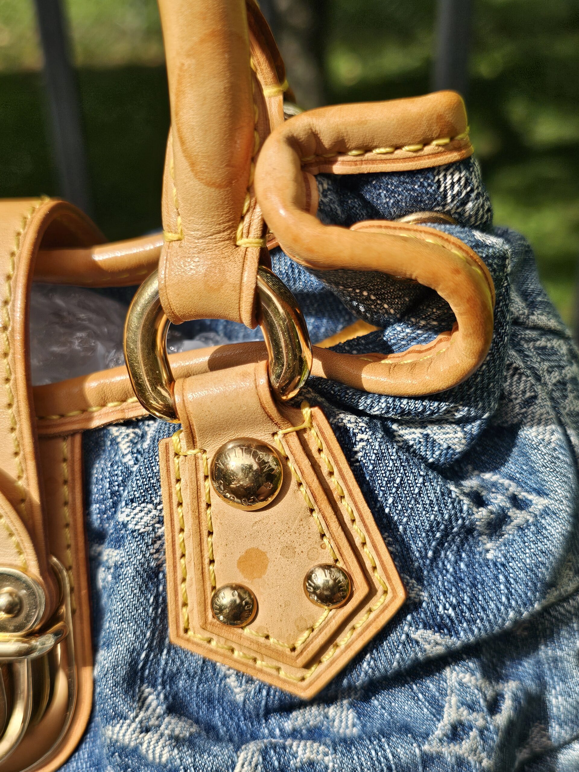 Handle rings and studded vachetta tabs on the Pleaty