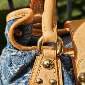 Rolled vachetta handles and gold-tone rings