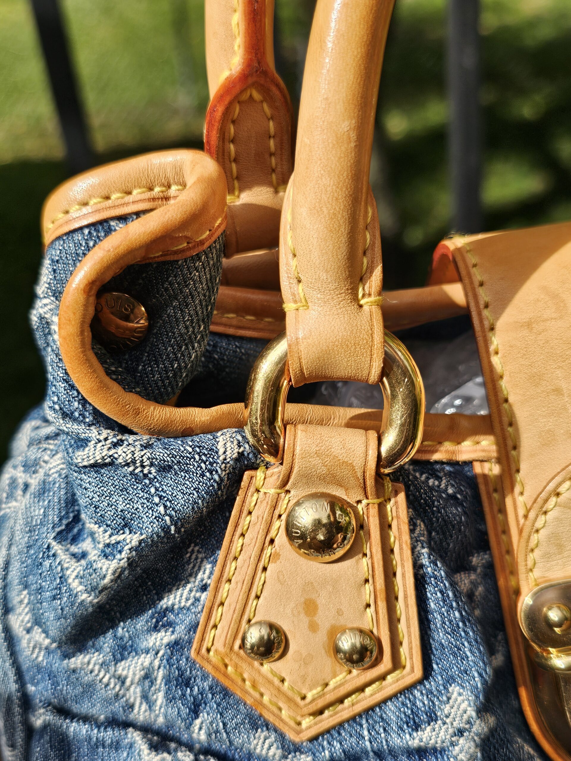 Rolled vachetta handles and gold-tone rings