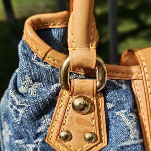 Handle attachment and studs on the denim Pleaty