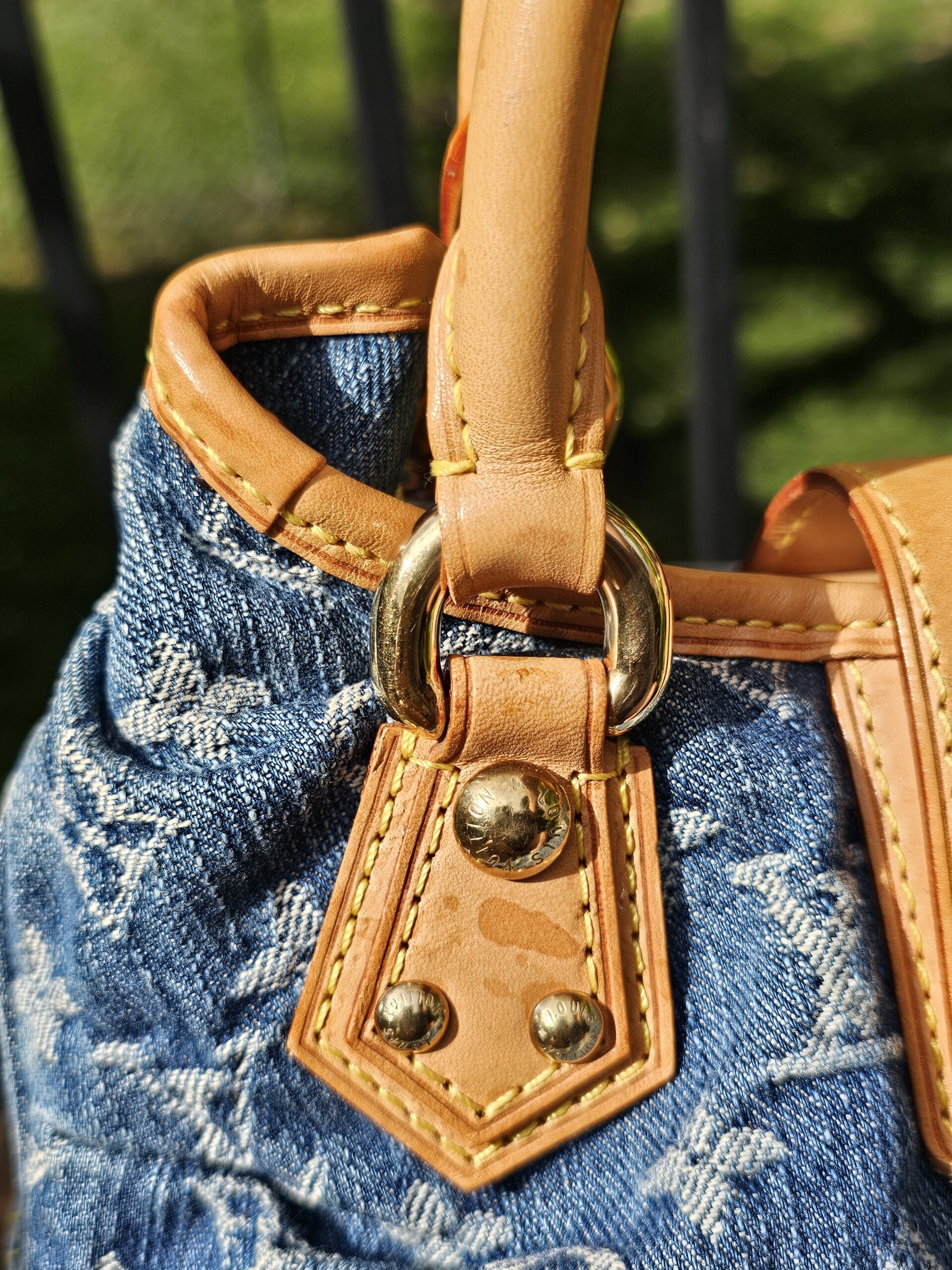 Handle attachment and studs on the denim Pleaty