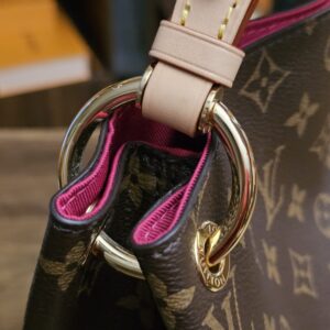 Strap attachment and gold-tone ring with the Pivoine lining visible