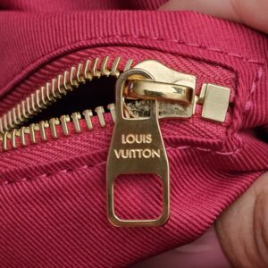 Interior zip pull engraved LOUIS VUITTON