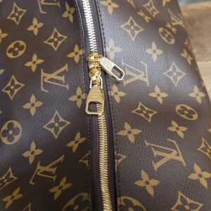 Double zip closure running along the top of the bag