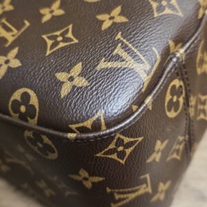 Fourth base corner of the Monogram canvas