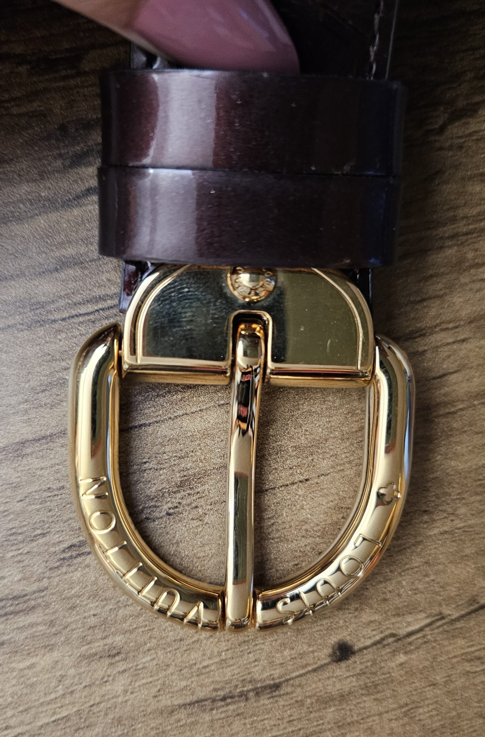 Gold-tone buckle engraved LOUIS VUITTON