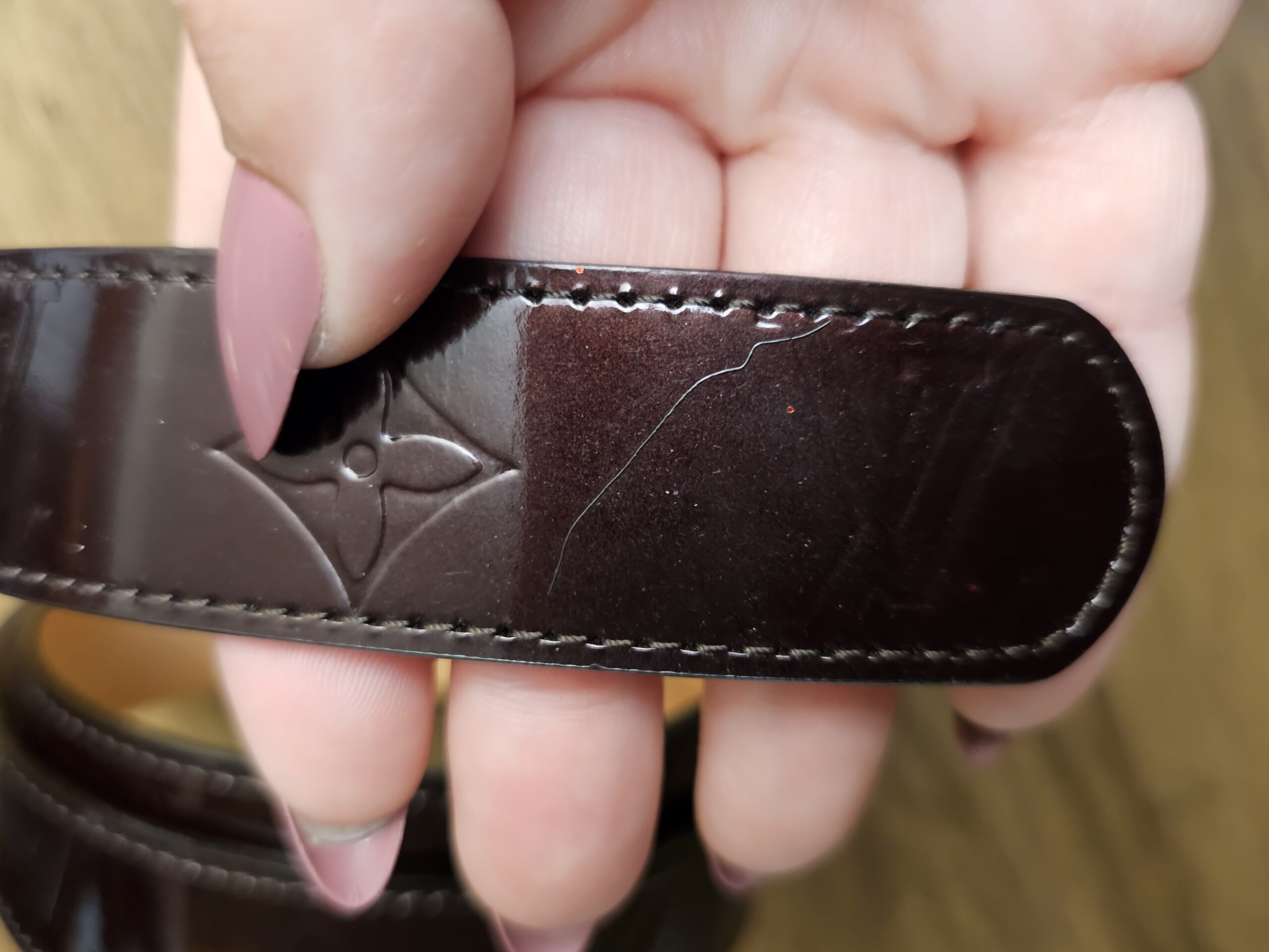 Surface scratches visible on the Amarante Vernis