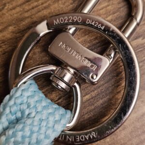 Key ring engraved M02290 and DI4264