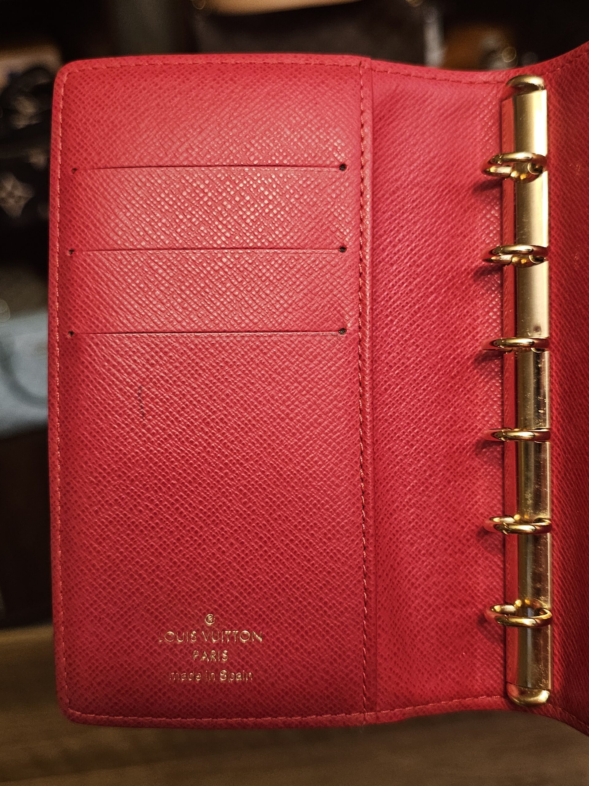 Card slots beside the gold-tone rings