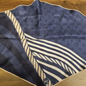 Rope and stripe design beside the LV roundel in the corner