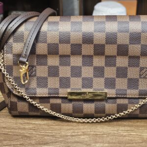 Louis Vuitton Damier Ebene Favorite MM - the bag with its brown leather strap and gold-tone chain
