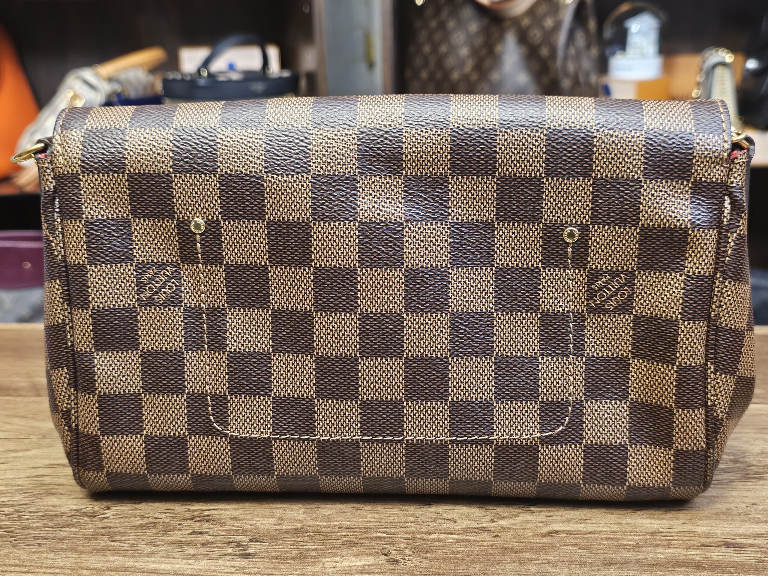 Reverse of the Damier Ebene Favorite MM