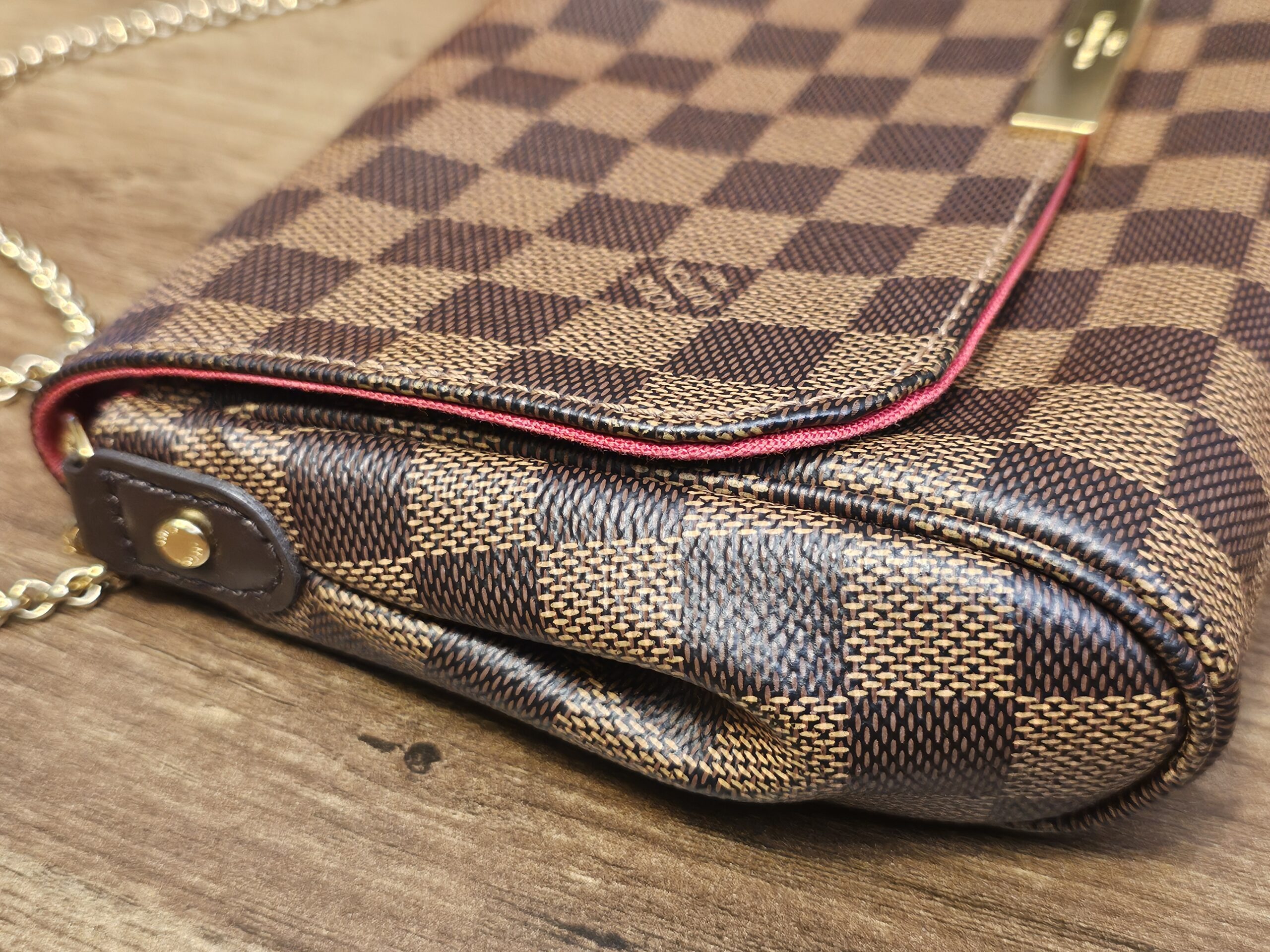 Side of the Favorite MM showing the red piping under the flap
