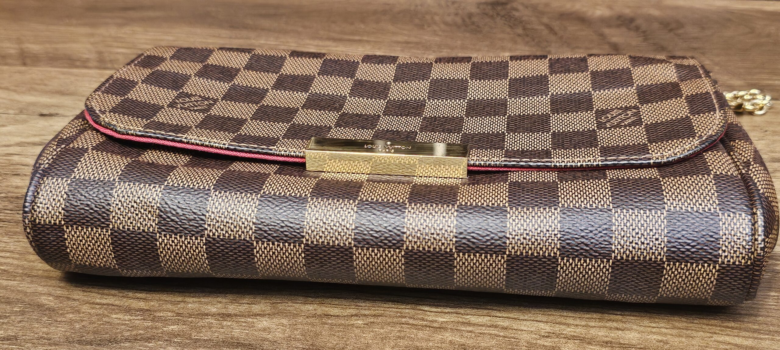 Base of the Damier Ebene Favorite MM
