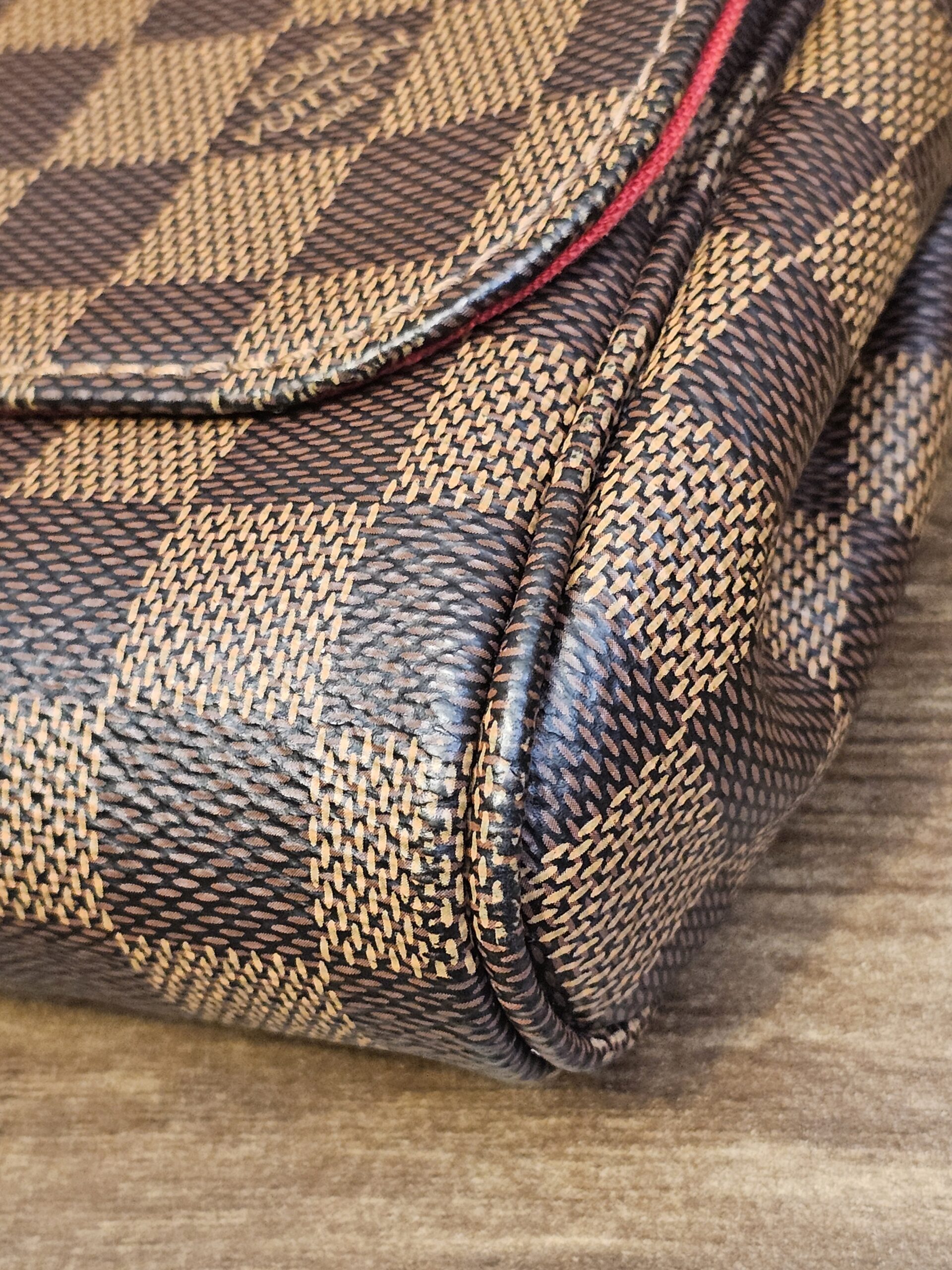 Corner of the Favorite MM showing light edge wear