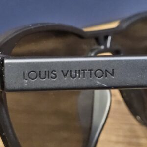 LOUIS VUITTON printed on the matte black temple