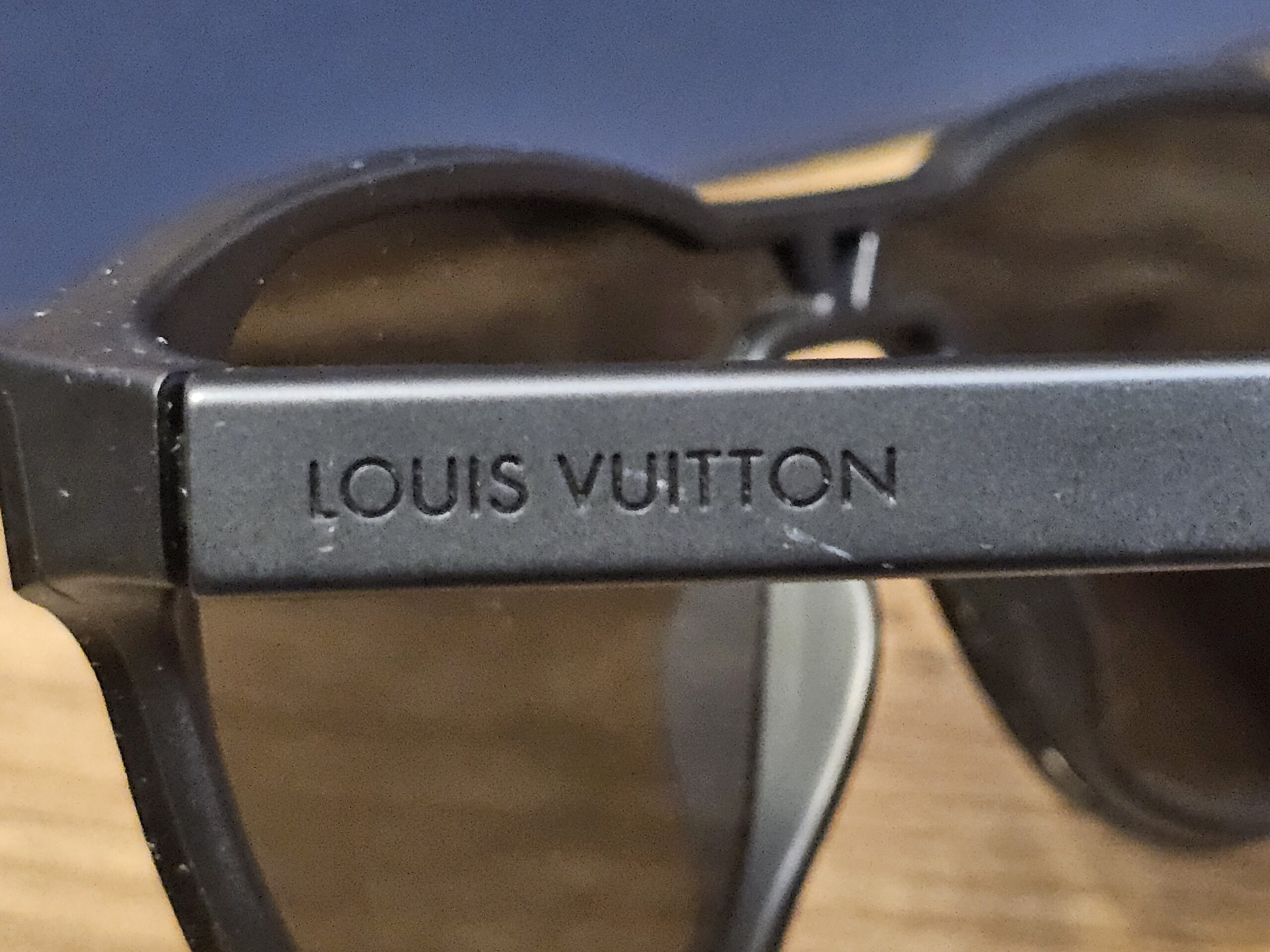 LOUIS VUITTON printed on the matte black temple