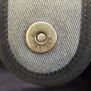 Snap closure on the denim tote stamped CHANEL