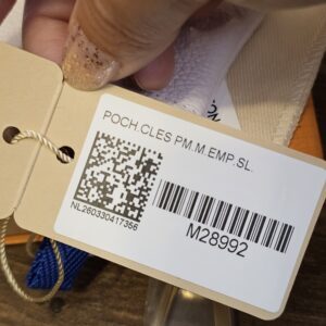 Retail tag reading POCH CLES PM.M.EMP SL with reference M28992