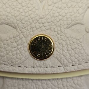 Gold-tone snap button engraved Louis Vuitton on the Sweet Lavender calfskin