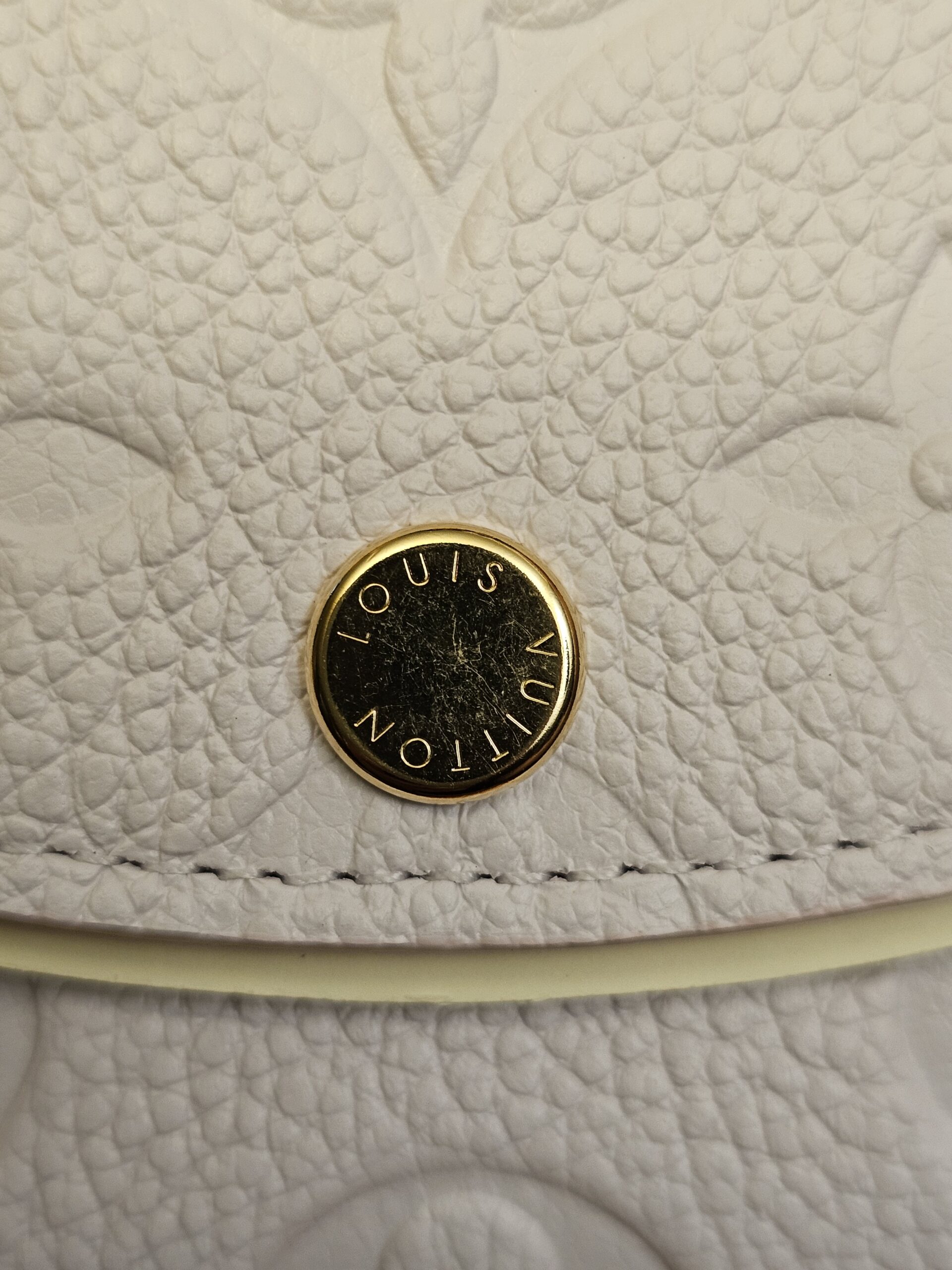 Gold-tone snap button engraved Louis Vuitton on the Sweet Lavender calfskin