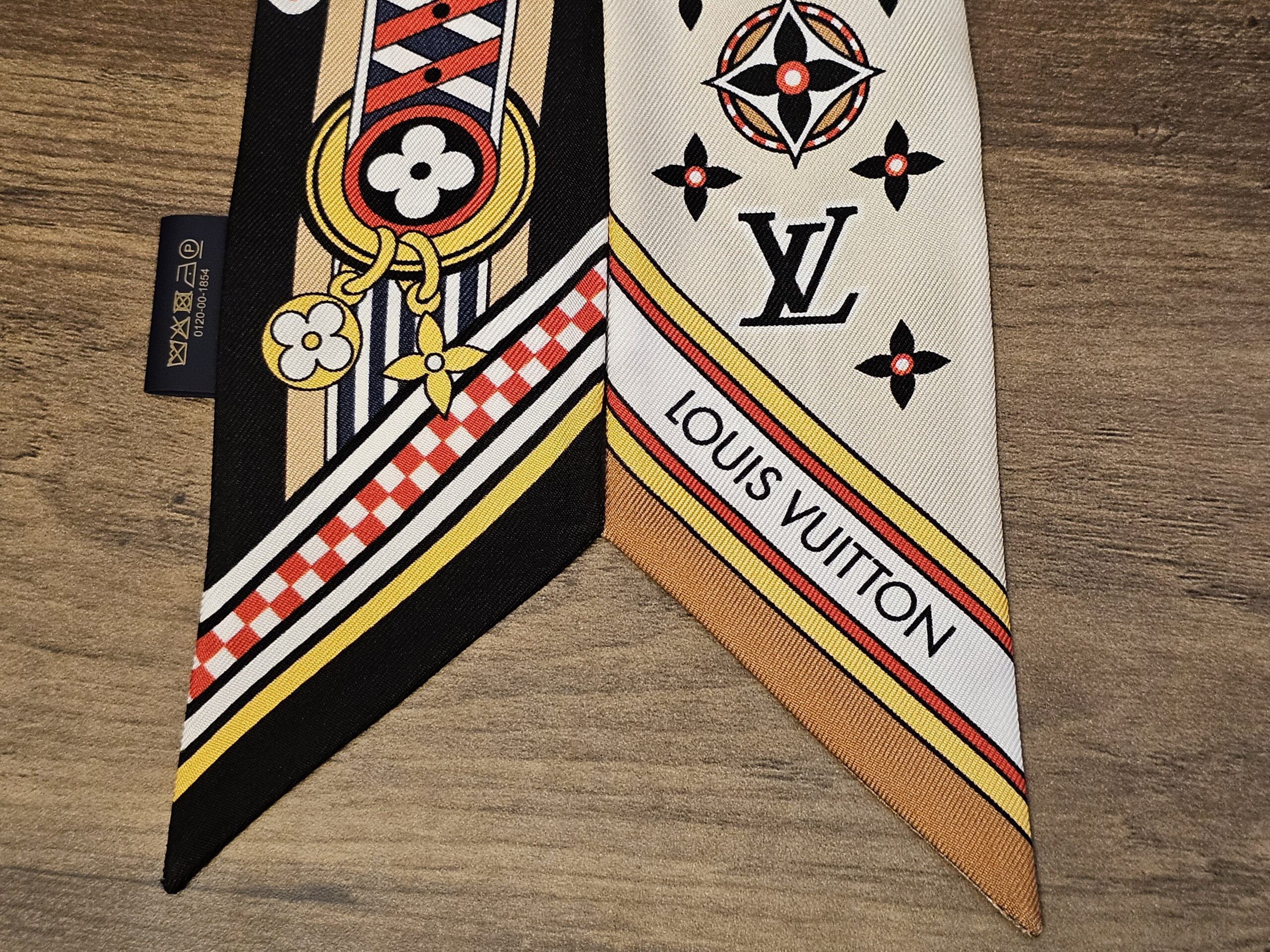 End of the bandeau with the Louis Vuitton banner, checkerboard and Monogram flower