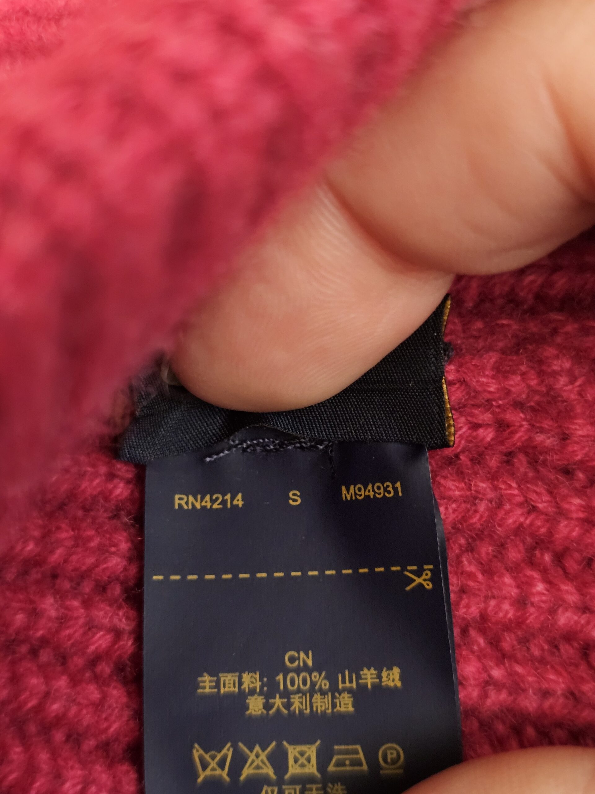 Care tag inside the beanie showing style code M94931 and size S