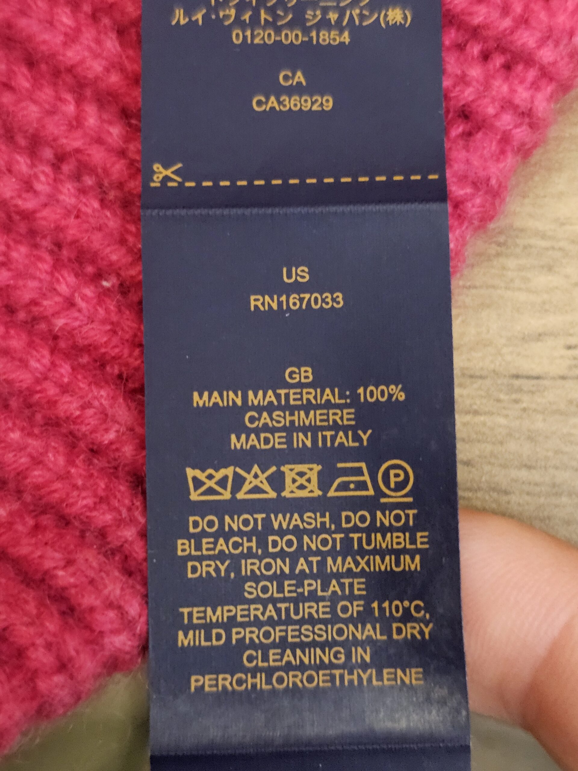 Care label reading 100 percent cashmere made in Italy