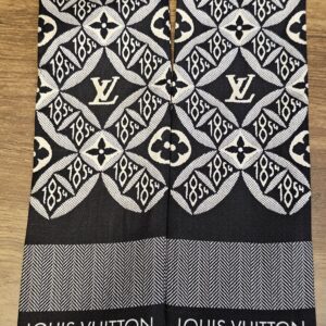 Both ends of the bandeau showing the woven Louis Vuitton lettering