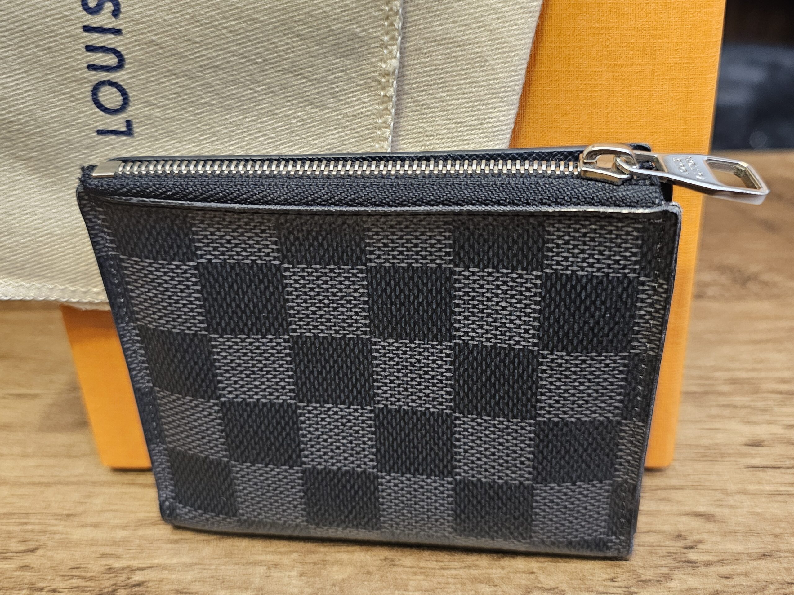 Damier Graphite Smart Wallet closed with the silver-tone zip pull in view