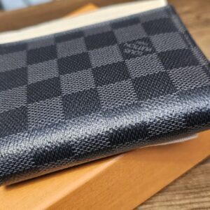 Smart Wallet resting closed on the Louis Vuitton box
