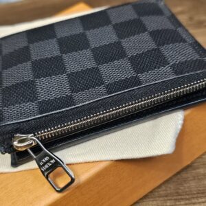 Smart Wallet on the box showing the zippered coin compartment along the edge