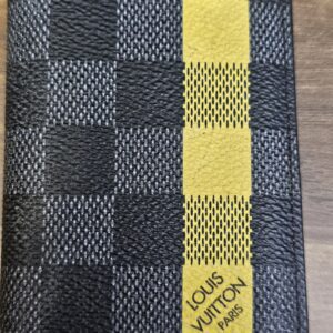 Edge view of the pocket organizer showing the yellow stripe and graphite check