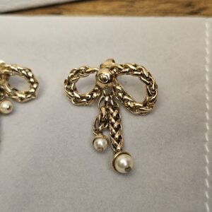 Single Christian Dior earring showing the braided bow and faux pearl drop