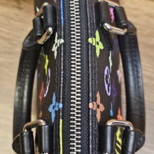 Close up of the zip track running between the handles