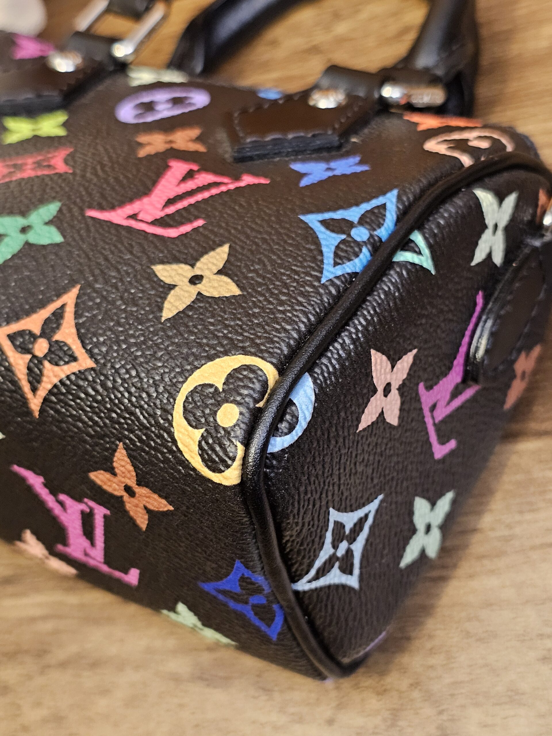 Bottom corner of the Nano Speedy showing the canvas and piping