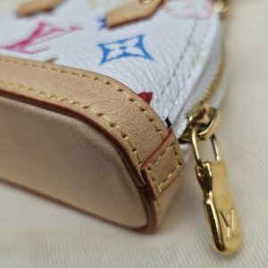 Close up of a base corner and vachetta trim